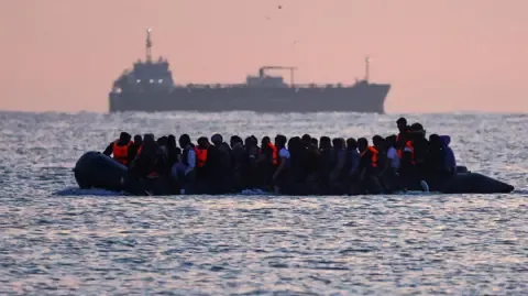 First Migrant Returned to France Under New ‘One In, One Out’ Agreement